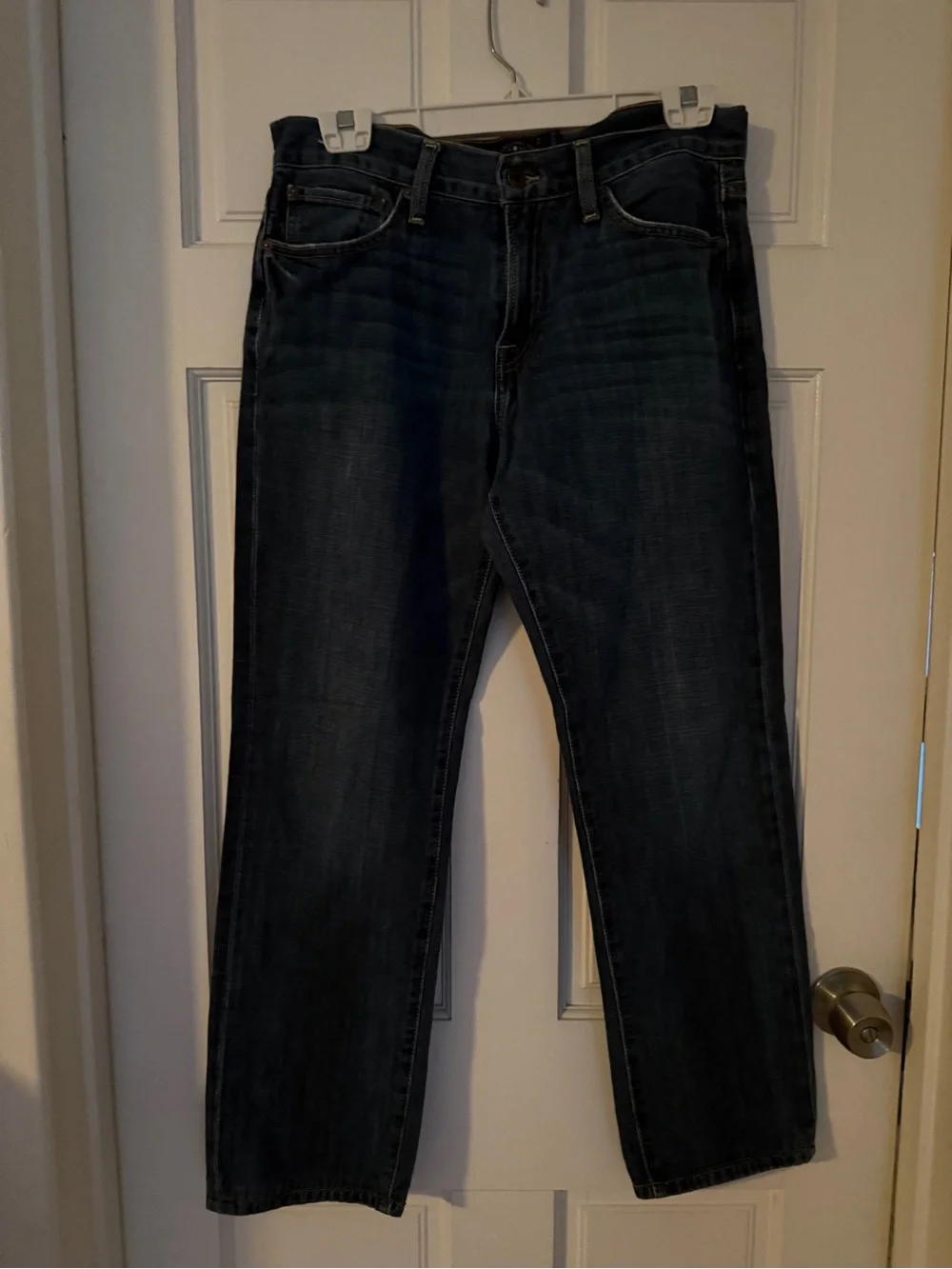 Men' Medium Wash Blue Jeans - Classic Straight Fit